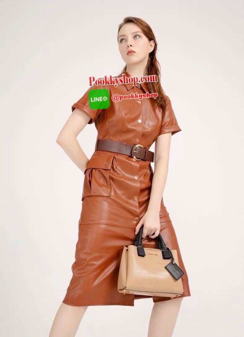 New arrival!! CHARLES & KEITH กระเป๋าถือ/สะพาย วัสดุ Saffiano คุณภาพดี น้ำหนักเบา ด้านหน้าประดับด้วยโลโก้แบรนด์สุดหรู เปิดปิดกระเป๋าด้วยกระดุมแม่เหล็กและซิป ด้านในโล่งกว้างมีช่องซิปสำหรับใส่ของ ใส่กระเป๋าสตางค์ใบยาวได้ Iphone+ได้ทุกรุ่น จุของได้เยอะ มาพร้