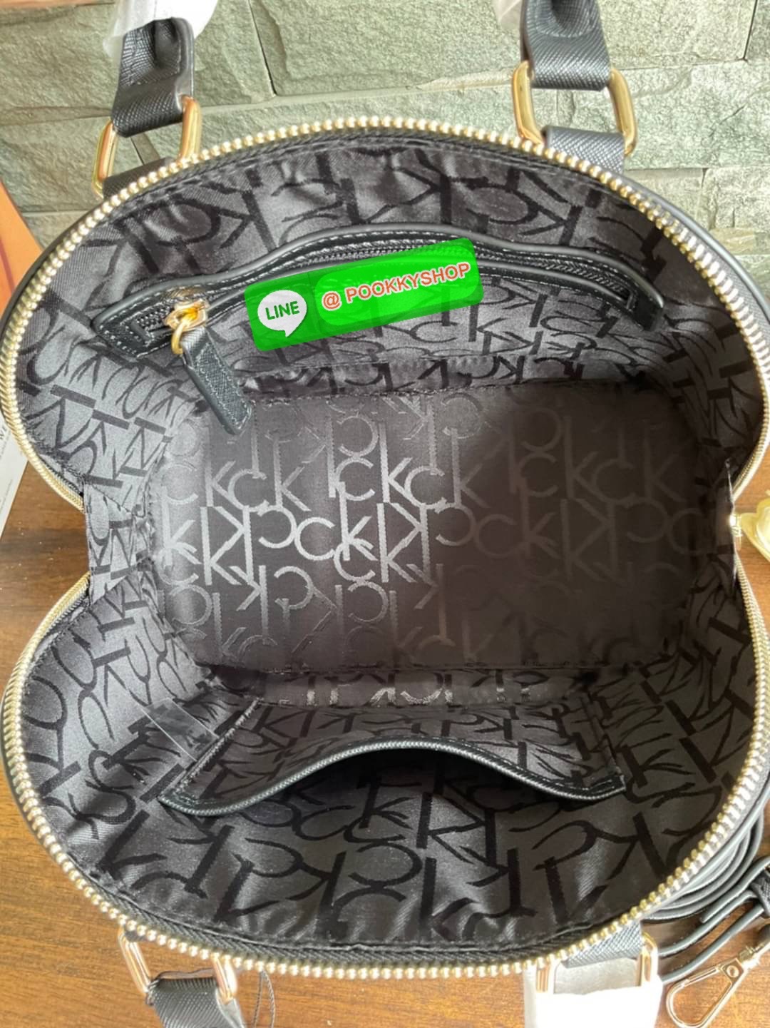 🚚 พร้อมส่ง 🚚 New arrival !! Calvin Klein Dome Mini Bag ( ขนาด 10” ) 💋สวยเก๋ ก่อนใครแน่นอนค่ะ ตามคำเรียกร้อง สวยหรูดูดีมาก สีสวยน่ารัก กระเป๋าสะพายแบบครอสบอดี้ ขนาดมินิ เป็นรุ่นที่ได้รับความนิยม แข็งแรงทนทาน จึงครองใจใครหลายคน วัสดุ