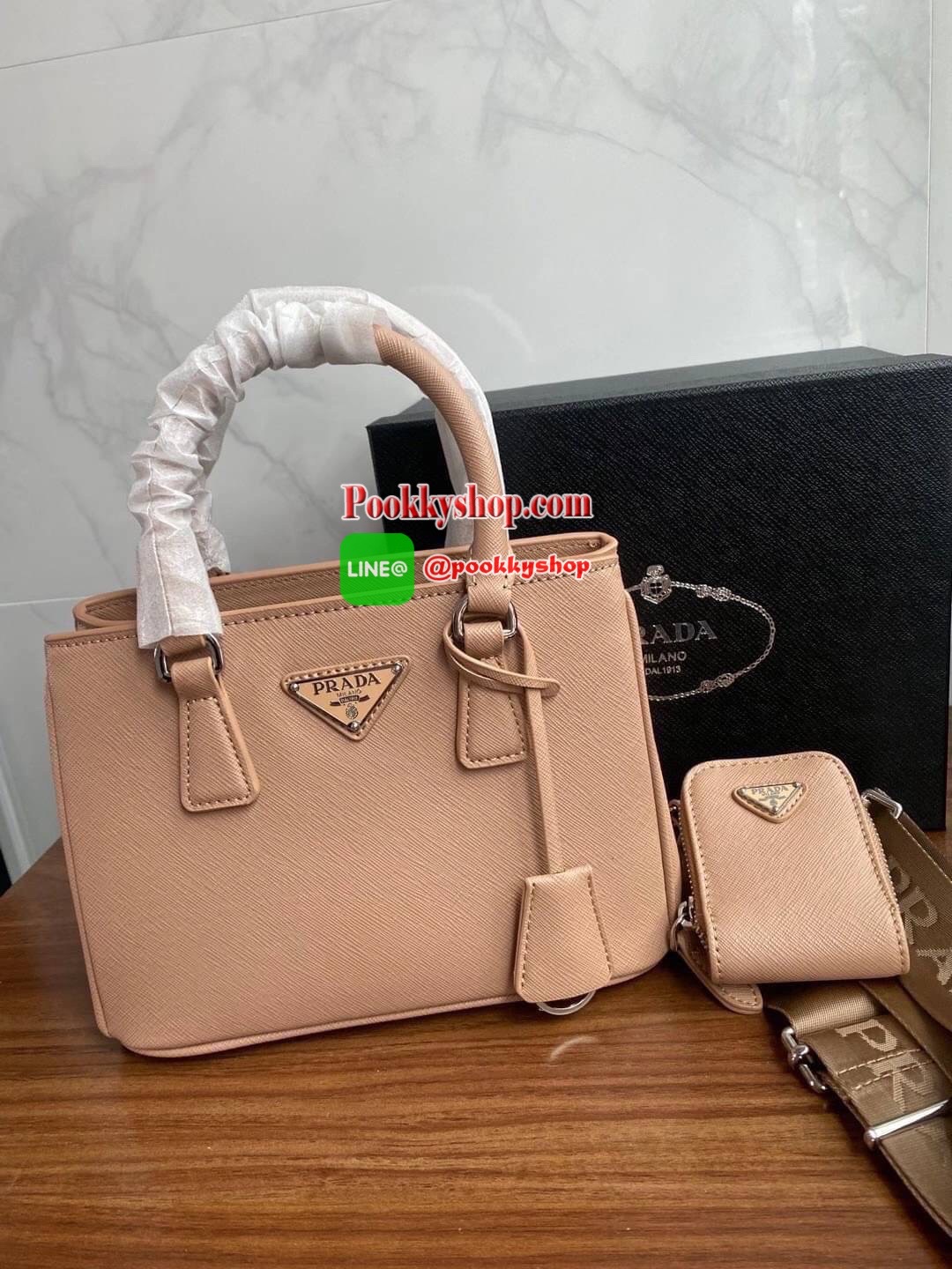 Prada กระเป๋าถือหรือสะพายอเนกประสงค์ วัสดุหนังสวยอยู่ทรงขนาดกำลังดีน้ำหนักเบา ดีไซน์สวยเก๋ที่หูหิ้วกระเป๋า โลโก้แบรนด์อะไหล่หรู หูจับแข็งแรงพับลงได้สะดวกใช้หัวซิปแบรนด์ ภายในมีโลโก้ ช่องซิป ช่องใส่มือถือ สามารถใส่กระเป๋าสตางค์ใบยาว ipad mini ของใช้จุกจิกไ