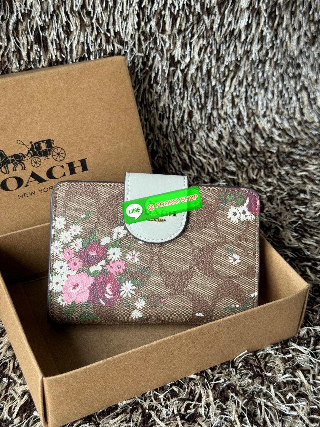 COACH MEDIUM CORNER ZIP WALLET IN SIGNATURE CANVAS กระเป๋าสตางค์ขนาดกลางที่ถือว่าเป็นไอเทม Must Have ของทุกเพศทุกวัยที่ต้องพกติดตัวไว้ตลอดเวลา เพราะนอกจากจะช่วยจัดเก็บเงิน บัตรประชาชน บัตรเครดิตและต่าง ๆ ให้เป็นระเบียบเรียบร้อยยังต้องคำนึงถึงประโยชน์ใช้สอ