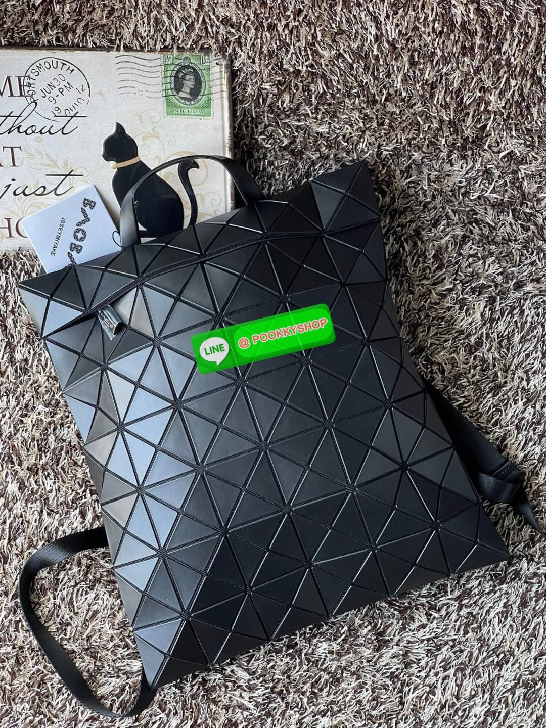💕BAO BAO ISSEY MIYAKE FLAT PACK BACKPACK รุ่นนี้มีขนาดปานกลาง ไม่เล็กไม่ใหญ่จนเกินไป ดีไซน์เก๋ตามแบบฉบับของแบรนด์ มองเผิน ๆ อาจจะคิดว่ากระเป๋าแบนคงจุของได้ไม่เยอะ แต่บอกเลยว่าใส่ของได้เยอะกว่าที่คิด ด้วยดีไซน์รูปทรงสามเหลี่ยมที่ประกบกัน เมื่อใส่ขอ
