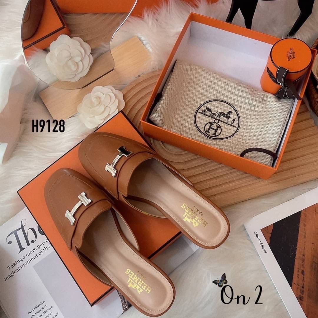 HERMES รองเท้าทรง slipper หน้าH สีเงินสวยหรู ทรงสวยอัพลุคให้ดูแพง ดูดี เสริมส้นเล็กน้อยสูง4cm.หนังนิ่มใส่สบายไม่กัดไม่บีบเท้าค่ะ