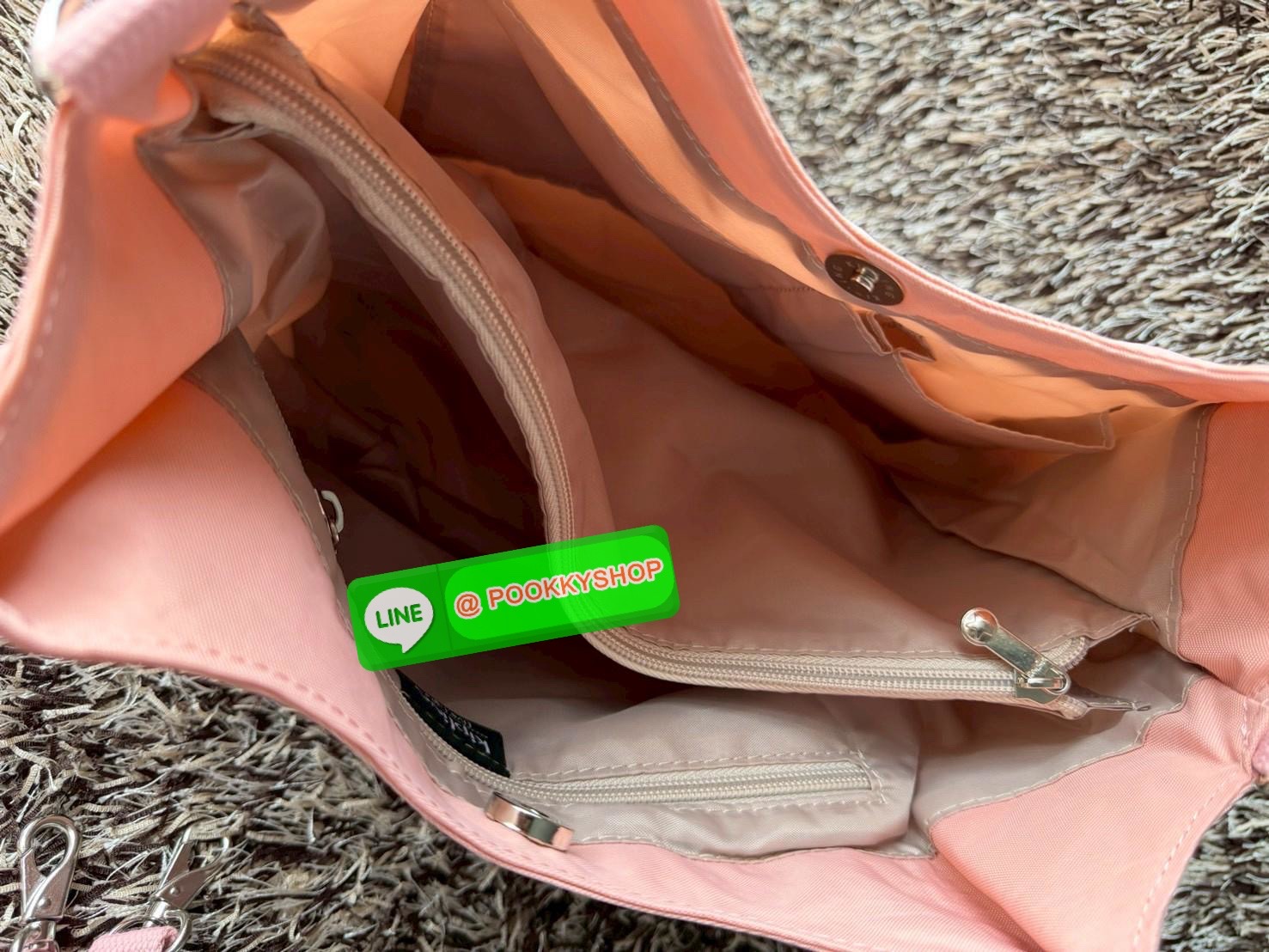 💕Kipling Aliana Shoulder Bag เป็นกระเป๋าสะพายไหล่ดีไซน์เรียบหรูที่ลงตัวทั้งสไตล์และการใช้งาน มาพร้อมช่องหลักปิดเปิดด้วยกระดุมแม่เหล็ก ช่องด้านในมีช่องแยกใช้การใช้งานหลายช่องอย่างชัดเจน รวมทั้งยังมีช่องที่ซ่อนอยู่ภายนอก มาพร้อมสายสะพายปรับฟรีไซส์ เ