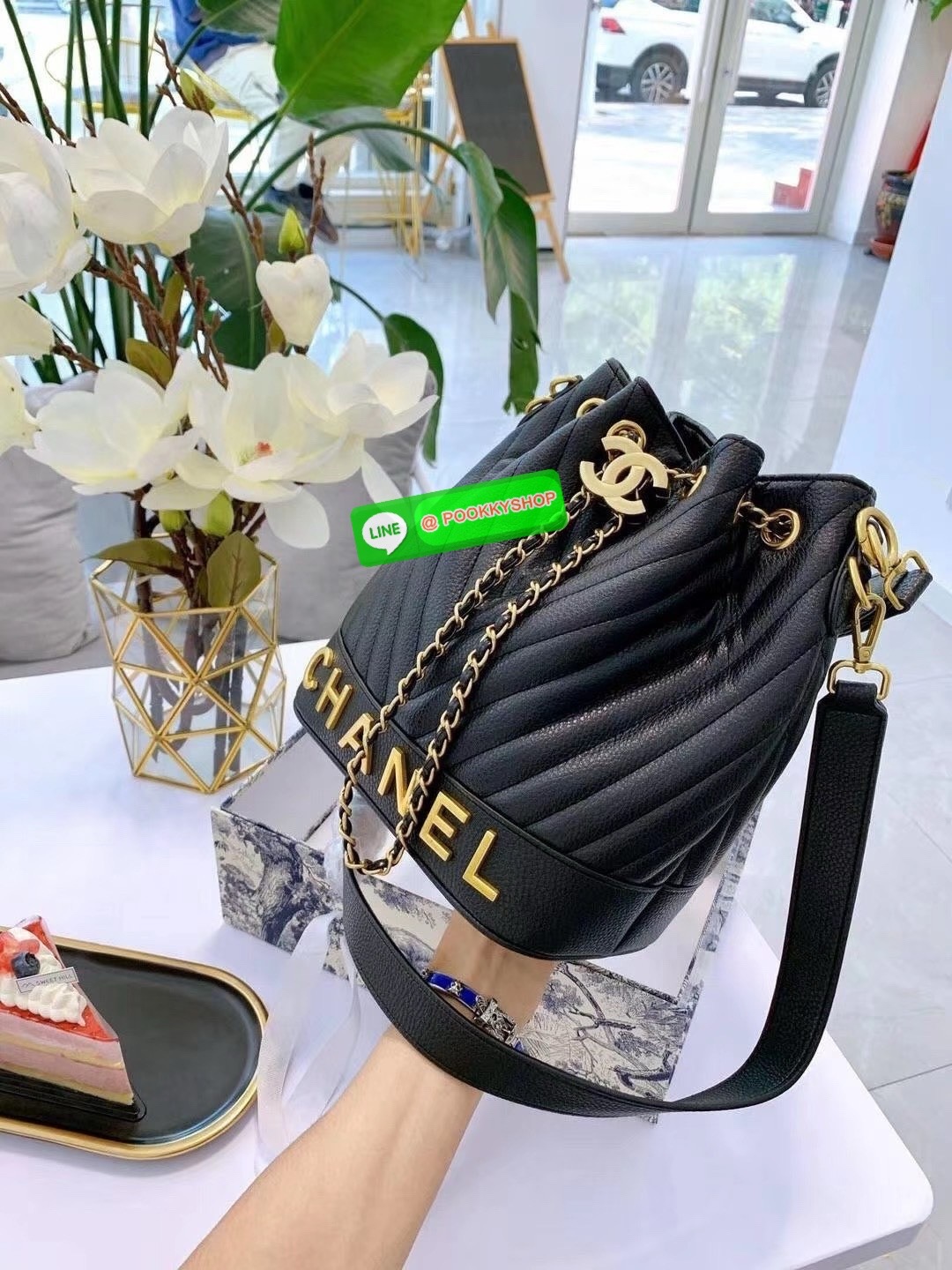 CHANEL Bucket Bag กระเป๋าสะพายทรงบัคเก็ตรุ่นลิมิเต็ด มี 2 แบบให้เลือก หนังเย็บลายตารางและลายริ้ว ตกแต่งโลโก้แบรนด์สวยหรูโดดเด่น ภายในโล่งกว้าง จุของได้เยอะ มาพร้อมสายคล้องไหล่ และสายสะพาย crossbody คุ้มค่ามากๆ ใบนี้งานจริงคือสวย สะพายไปคาเฟ่ชิคๆ ถ่ายรูปสว