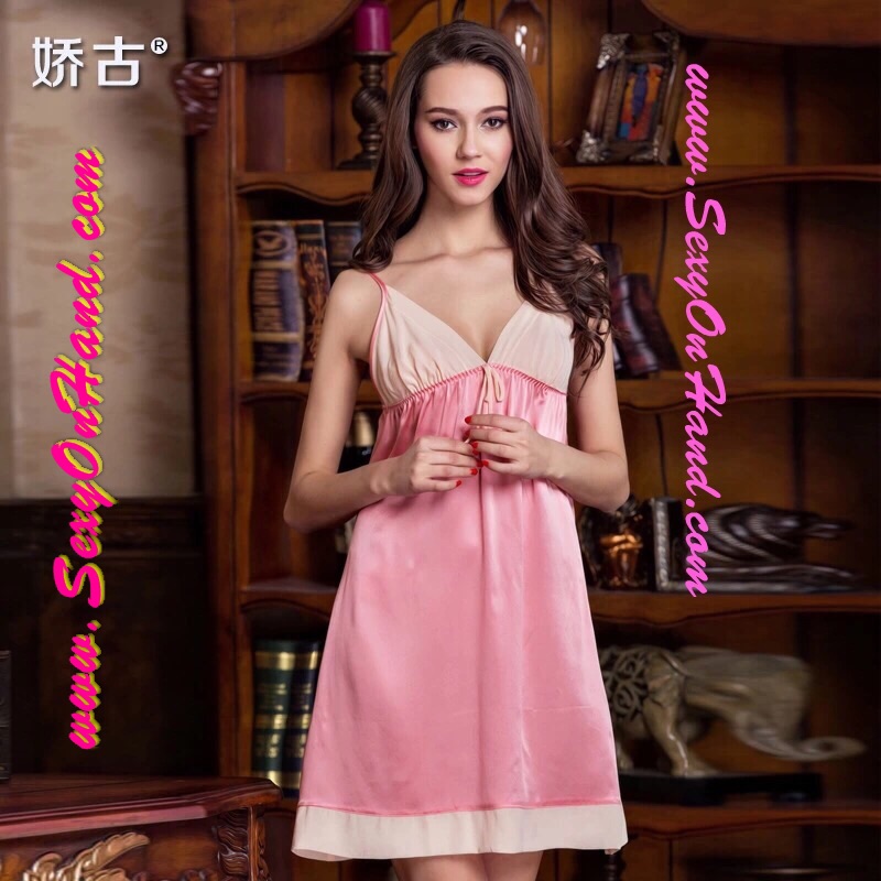 ชุดนอน ผ้าไหม สีชมพูอ่อน แต่งผ้าชีฟองสีเบจช่วงอก แบบชุดสวยหรู คลาสสิคมากๆเลยคะ เนื้อผ้านุ่มลื่น มัน สวมใส่เย็นสบายคร่าา งานตัดเย็บพรีเมี่ยม เนื้อผ้า AAA คร่าา