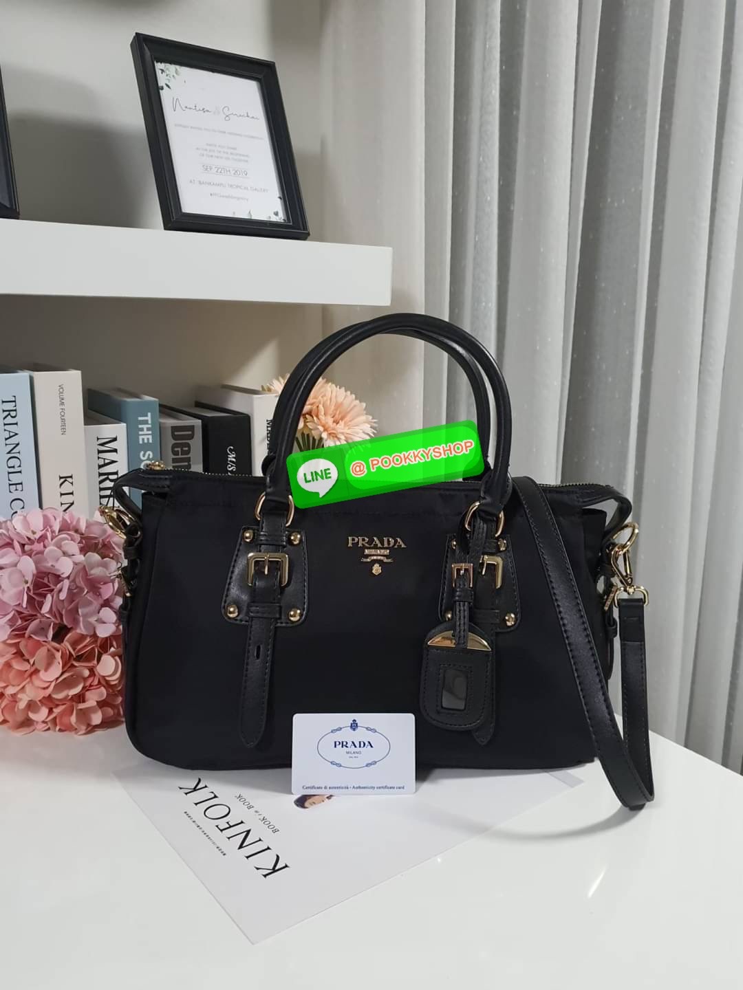 รุ่นยอดฮิต !!! ปังปุริเย่ 🎉🎉 กระเป๋าทรง HANDBAG จากงานพรีเมี่ยมกิ้ฟ จากเคาเตอร์ต่างประเทศ มาแล้วค่า กระเป๋าถือทรงหรู จากแบรนด์ PRADA เป็น กระเป๋าผ้าไนล่อน ตกแต่งรอบใบได้ สวยมาก ด้านในมีช่องซิปและช่องใส่ของ เป็นสัดส่วน อะไหล่ทองหรู ขนาดกำลั