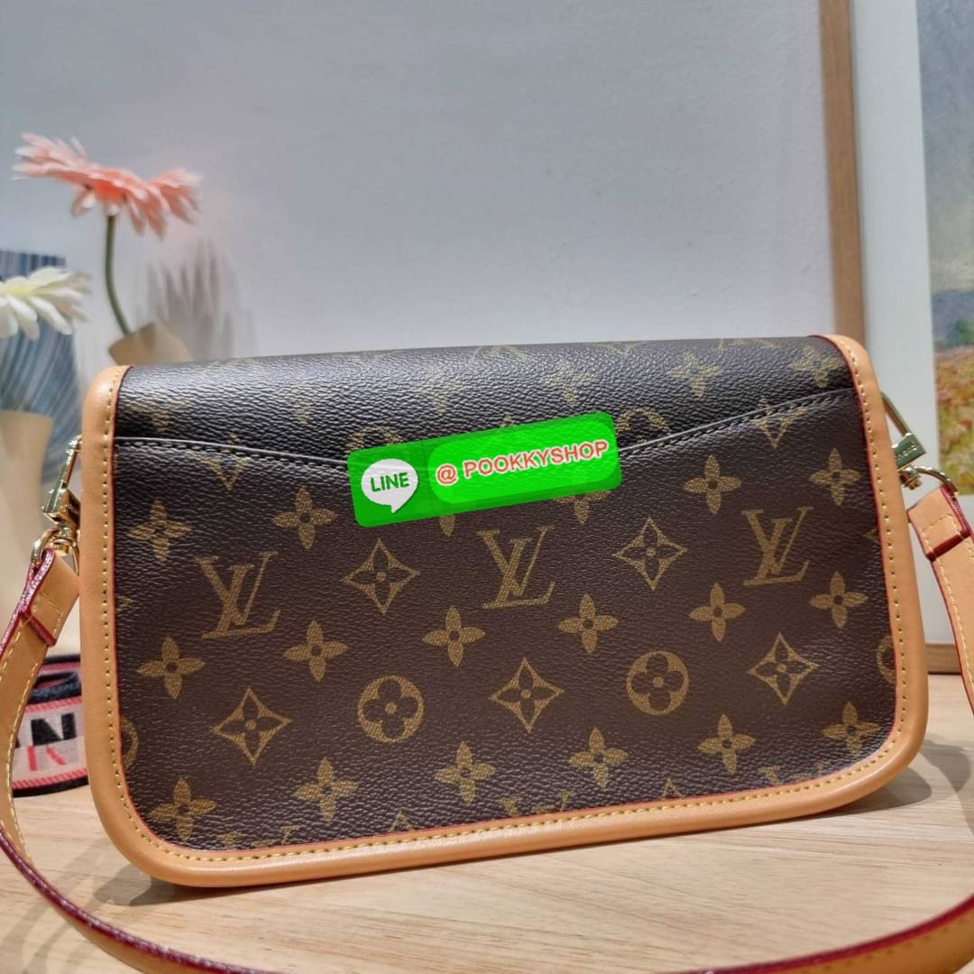 LV DIANE BAG 🔆 Details กระเป๋ามัลติฟังก์ชั่นสุดคุ้มจากเคาน์เตอร์ dutyfree ที่ดีไซน์ออกมาน่ารักน่าใช้มากๆ มีสายมาให้ถึง 2 แบบ สายหนังคล้องไหล่ได้ และสายสปอร์ตครอสบอดี้ได้ ปรับเปลี่ยนใช้ตามลุคแต่ละวันได้เลย