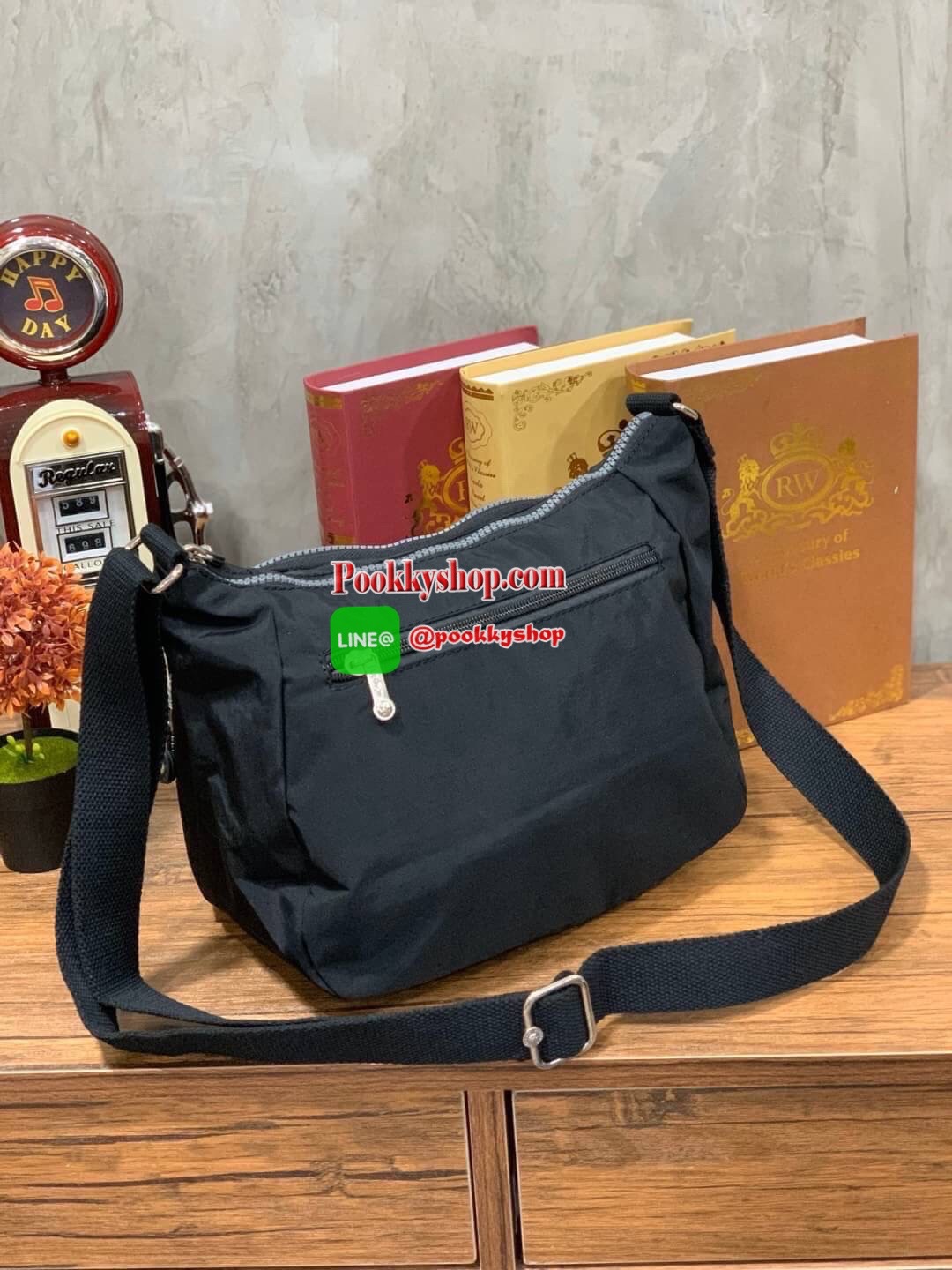Kipling CAI Quilted Handbag with Extendable Strap อีกหนึ่งคอลเลคชั่นของMaydayมาในรูปแบบสะพายไหล่หรือสะพายข้าง มีช่องซิปใช้งานหลายช่อง ช่องใหญ่มีฐานกว้างสามารถจุของได้เยอะ ประดับพวงกุญแจเป็นเซ็ทของกระเป๋า สายสะพายปรับได้ฟรีไซส์ ขนาดกำลัง อีกหนึ่งรุ่นลิมิเต
