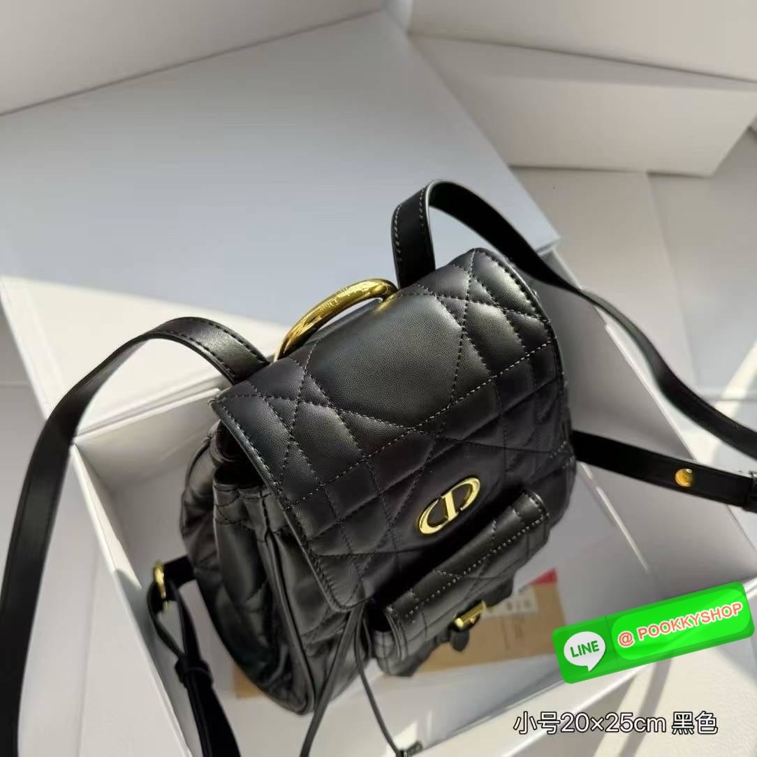 DIOR Small Caro Backpack กระเป๋าเป้ไซส์เล็กน่ารัก ดีไซน์ใหม่ หนังสวยเกินเรื่องมากๆ สัมผัสนิ่ม หรูหรา หูจับในตัวดีไซน์โค้งมนอะไหล่ทองสวยโดดเด่นไม่เหมือนใคร ที่สุดของความลัคชูต้องยกให้แบรนด์นี้ ทันสมัยและสง่างาม ราคาคุ้มที่สุดในย่านนี้บอกเลย!!