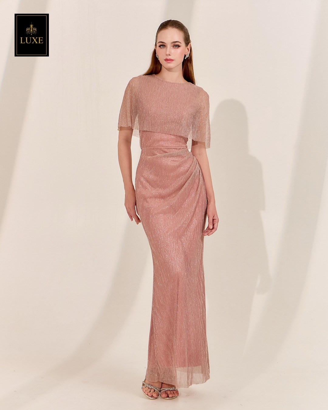 เดรสแฟชั่น เดรสเสื้อคอกลมแขนกุด ดีเทลเป็นเสื้อคลุมไหล่ในตัว กระโปรงทรงสอบจับเดรป