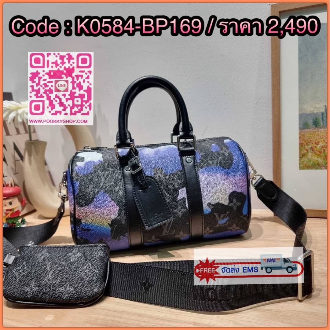 LV KEEPALL BANDOULIÈRE 25 🔅 Details ย่อส่วนความเท่ให้สะดวกกับชีวิตประจำวัน กับกระเป๋าสะพาย ทรงกระเป๋าเดินทางสุดคลาสสิค ด้วยดีเทลความเป็นเอกลักษณ์ เรียบแต่หรู โดดเด่นไปด้วยลวดลายสีเพ้นท์คละรอบใบ รับรองไม่ซ้ำใคร!! ลายโมโนแกรม เปิด-ปิดด้วยซิป พิเศษพร