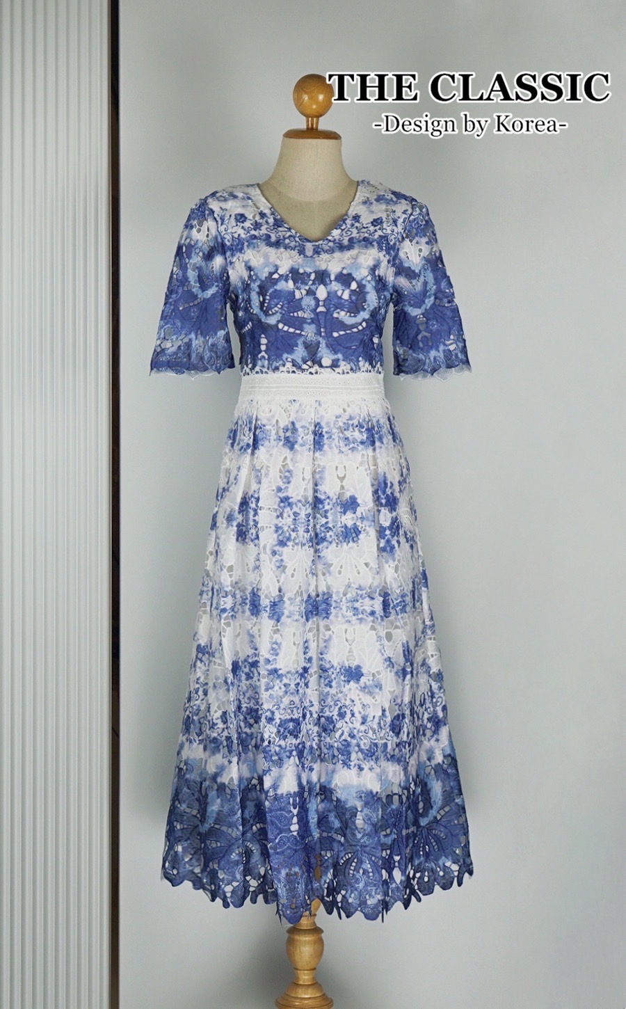 เดรสแฟชั่น เดรสลูกไม้ลายเอก ใช้ผ้าลูกไม้เนื้อแน่นอย่างดี พิมพ์ลายดอกไม้เล็กๆ กระจายทั่วตัว