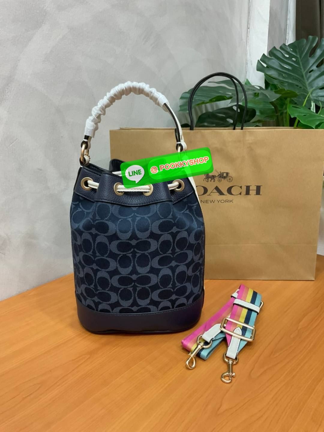 New arrival! 🌈น้องใหม่ล่าสุด สวยหรู ดูดีมากๆค่ะ! COACH DEMPSEY DRAWSTRING BUCKET BAG ((C4100//C4102)) พร้อมส่งที่ไทยค่ะ! กระเป๋าทรงขนมจีบ หนังแท้นิ่มสวยมากๆค่ะ จุดเด่นด้านหน้าปั้มโลโก้แบรนด์ ปากกระเป๋าแบบหูรูดใช้งานง่าย ภายในสามารถใส่ของจำเป็นในชี