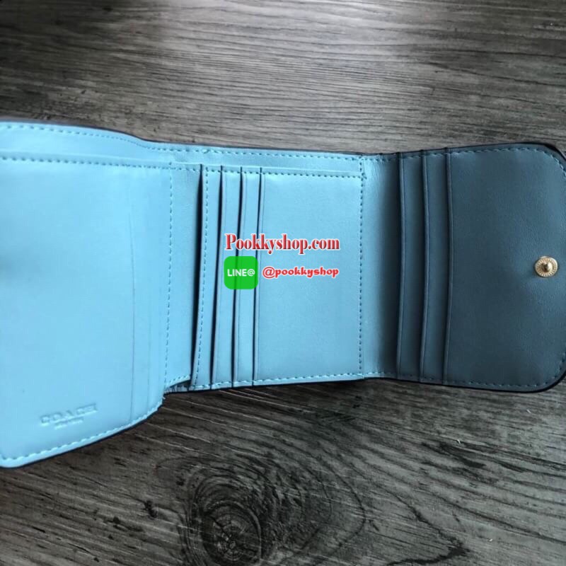 COACH Small Wallet in Floral Print Coated Canvas กระเป๋าสตางค์ใบสั้น สามารถใช่งานได้ทั้งด้านหน้าและด้านหลัง ด้านหน้าเปิด - ปิดด้วยกระดุม ภายในมีช่องใส่บัตรและธนบัตร ด้านหลังเปิด - ปิดด้วยกระดุม มีช่องสำหรับใส่เหรียญ