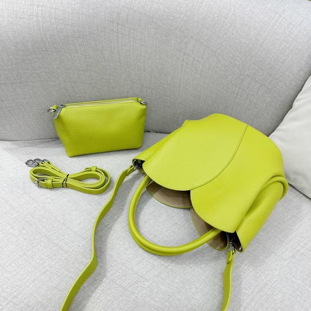 Classic Working PU Bag ▪️กระเป๋าถือ &สะพายข้าง ทรงดอกทิวลิป ทรงสวยมากวัสดุเป็นหนัง PU Premium มีกระเป๋าใบเล็กให้ 1ใบ และมีสายยาวให้ 2 เส้น