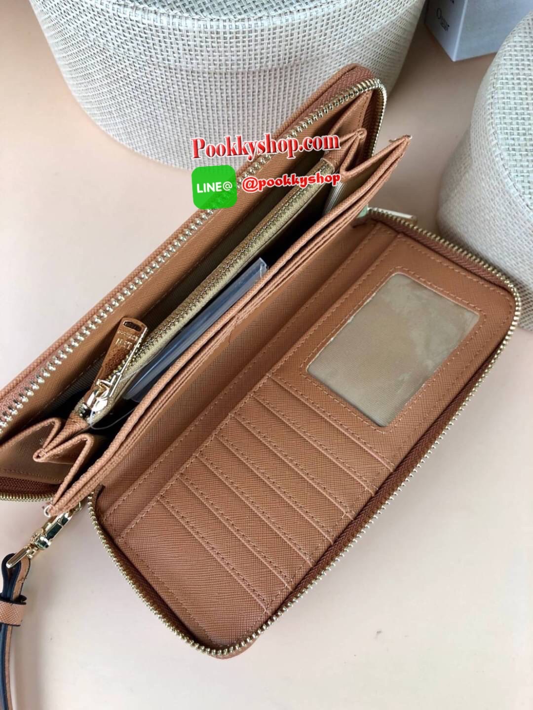 Lyn Rosette Long Wallet กระเป๋าเงินซิปรอบใบยาว วัสดุหนังลายsafiano ด้านหน้ามีโลโก้แบรนด์สีทองสวยหรู มาพร้อมสายคล้องมือสามารถถอดสายออกได้ เปิดปิดแบบซิป ด้านในมีช่องใส่การ์ด 12 ช่อง ช่องใส่รูป 1 ช่องและช่องซิปใส่เหรียญ สามารถใส่ธนบัตรได้ตามยาวเลยค่า ใบนี้สว