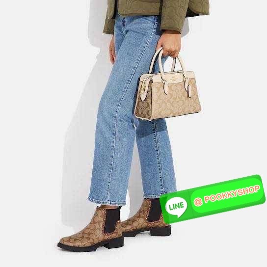 COACH CH503 MINI DARCIE CARRYALL IN BLOCKED SIGNATURE CANVAS คอลเลคชั่นใหม่ กระเป๋าสะพายทรงถัง ไซส์มินิ ดีไซน์ออกมาดูหรูมาก วัสดุหนังแคนวาสเคลือบผิว สวย คลาสสิค มาพร้อมสายสะพายข้างและหูหิ้วในตัว ถอดออกถือคล้องแขนเก๋ๆ หรูๆยังได้ ภายในเป็นช่องโล่ง แบ่งสัดส่