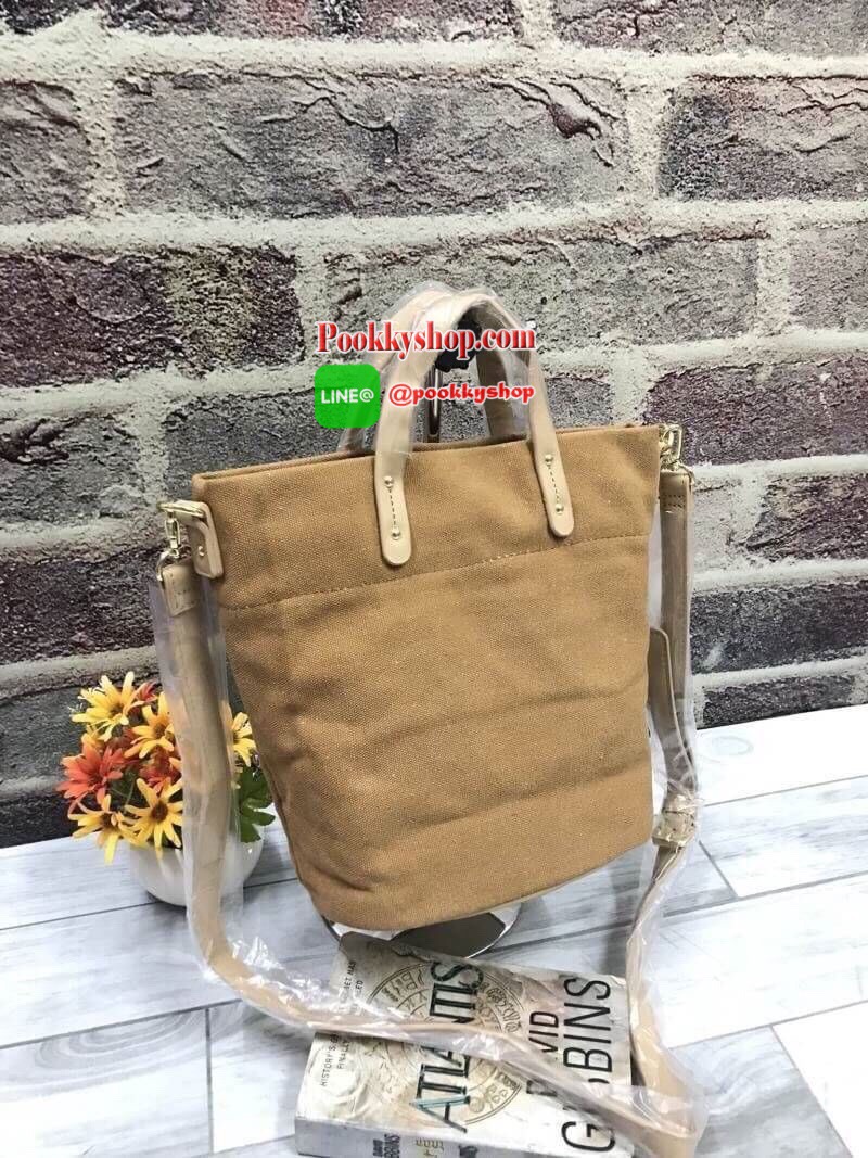 Anello&Legato Largo Canvas Logo mini Tote Shoulder Bag ดีไซน์ล่าสุด ด้วยวัสดุผ้าcanvasที่ช่วยให้กระเป๋ามีน่ำหนักเบา ทรงสวยสง่าด้านก้นเป็นหนัง ใช้งานง่ายสะดวก ใส่มินิไอแพค กระเป๋าสตางค์ได้ เหมาะแก่การใช้ในชีวิตประจำวันทั้งใช้ไปโรงเรียนหรือใช้ไปทำงานก็ได้เช