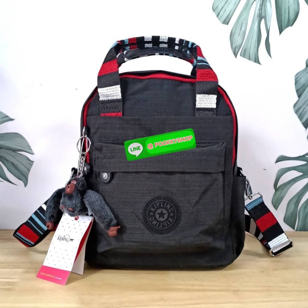 KIPLING 3 WAYS MINI BACKPACK ซับในลายตาราง กระเป๋าสะพาย 3 Ways รุ่นใหม่ วัสดุ Nylon & Polyester 100% หูหิ้วหนังปั๊มชื่อแบรนด์ สายสะพายยาวเลื่อนปรับได้ free size และ สามารถถอดได้ สามารถถือหรือสะพายได้ จะสะพายไหล่ สะพายเฉียง Crossbody หรือจะคล้องสายเป็นเป้ส