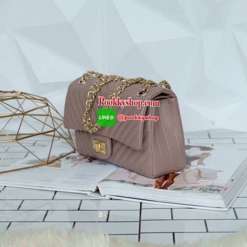 มาเพิ่มละค่า งาน Best Seller พร้อมสีใหม่สวยๆ มาให้เลือกเพิ่มอีก 2 สี !! KEEP รุ่น shoulder chevron chain handbag สวย หรู มากๆ เลยน๊า กระเป๋าอยู่ทรง หนังตัวใหม่ Microfiber สวย ทนกว่าเดิม ตัวกระเป๋าเย็บประณีต สายโซ่ปรับ สั้น ยาวได้คะ ภายในสีแดง มีช่องใส่ของ