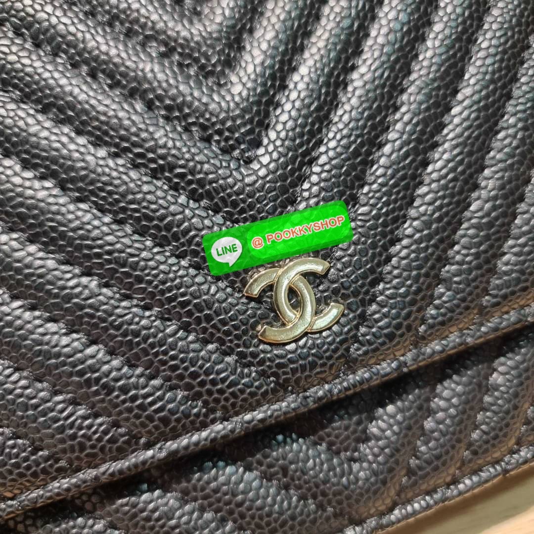 RESTOCK!! ลายวียอดฮิต Premium for gift จากแบรนด์ Chanel กระเป๋าสะพายข้างหนังลายคาร์เวีย มาพร้อมโซ่สะพายในตัว (ถอดออกไม่ได้) อะไหล่ทองเรียบหรู ดูผู้ดี้ ผู้ดี!! เปิด-ปิดกระเป๋าด้วยกระดุมแม่เหล็ก ภายในกระเป๋าเป็นช่องโล่ง มีช่องแยก 1 ช่อง ช่องซิปกลางอีกช่อง ส