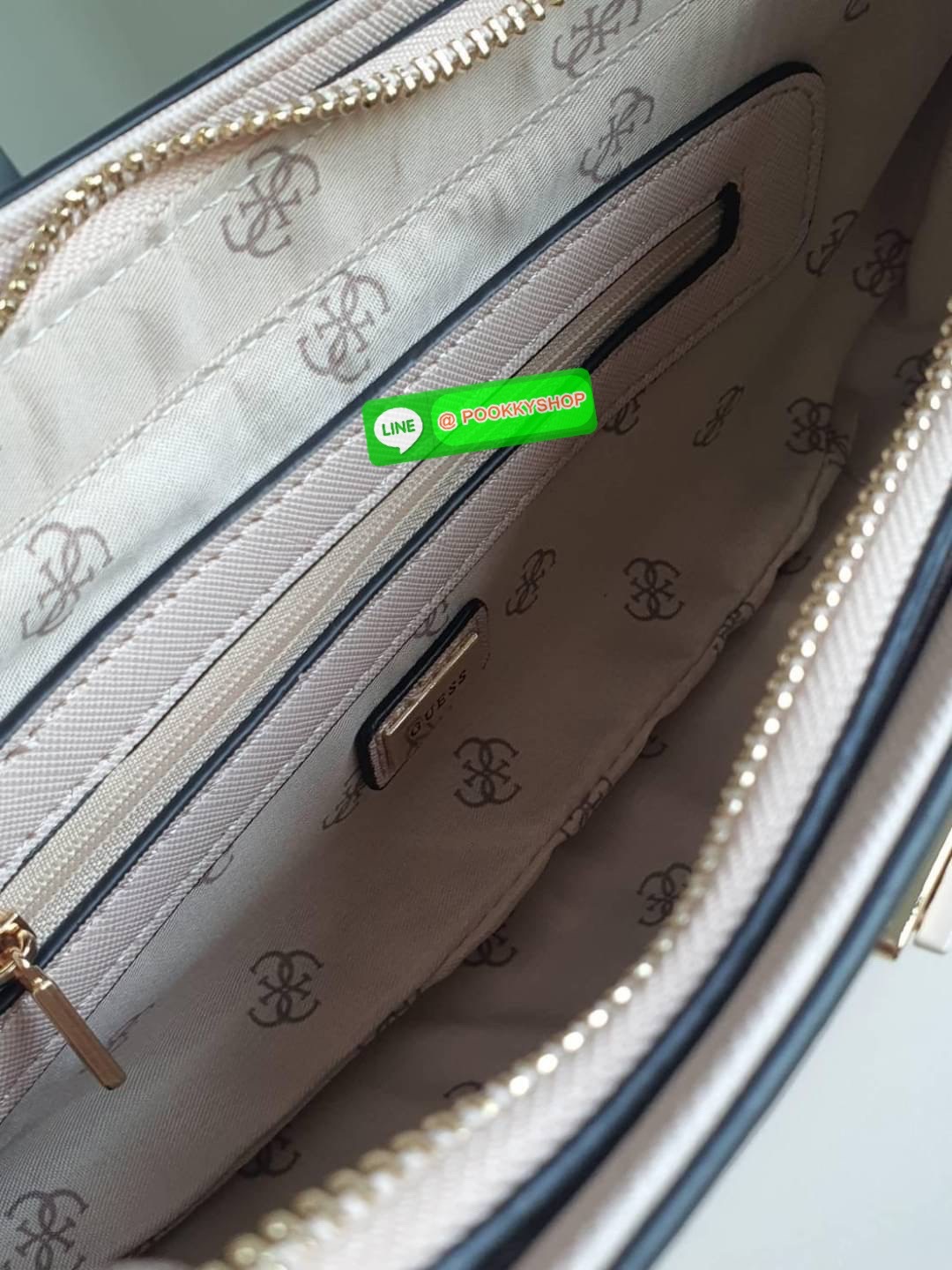 รุ่นใหม่ล่าสุด! GUESS ALEXIE TOP ZIP SHOULDER BAG กระเป๋าทรงยอดฮิต ซื้อ1ได้ถึง2ไอเท็ม วัสดุตัวหนังลาย SAFFIANO สวยหรู เปิดปิดด้วยซิปยาว ด้านในใส่กระเป๋าสตางค์ยาว มือถือได้ทุกรุ่น พร้อมช่องซิปและช่องใส่บัตรแยกให้ เพิ่มความน่ารักด้วย กระเป๋าใส่เหรียญใบเล็กท