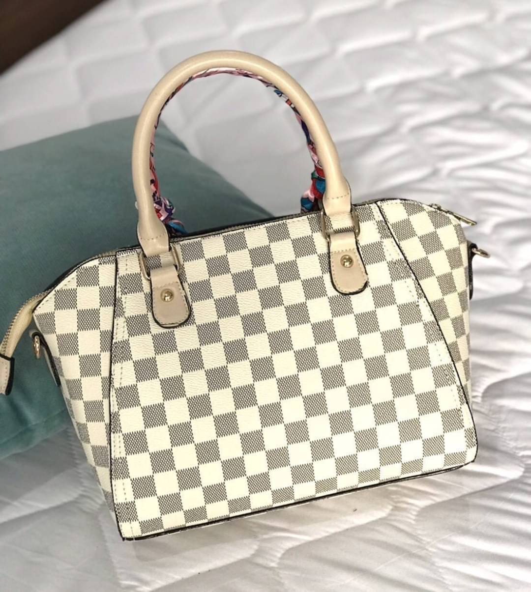 SHUMIYA BAGS พร้อมส่ง กระเป๋าหมีตาราง ทรงปีก งานเก๋มากค่ะ มาพร้อมโลโก้และผ้าผูกหูแบรนด์ shumiya !! WOW WOW ~ เอาใจแฟนคลับหมีตาราง งานมาใหม่ สวยปังทุกแบบ !!! แถมฟรีพวงกุญแจหมีน่าร๊ากก น้ำหนักเบา จุของได้เยอะ หลายช่องใช้งาน มีสายสะพายยาวให้ 1 เส้นค่ะ