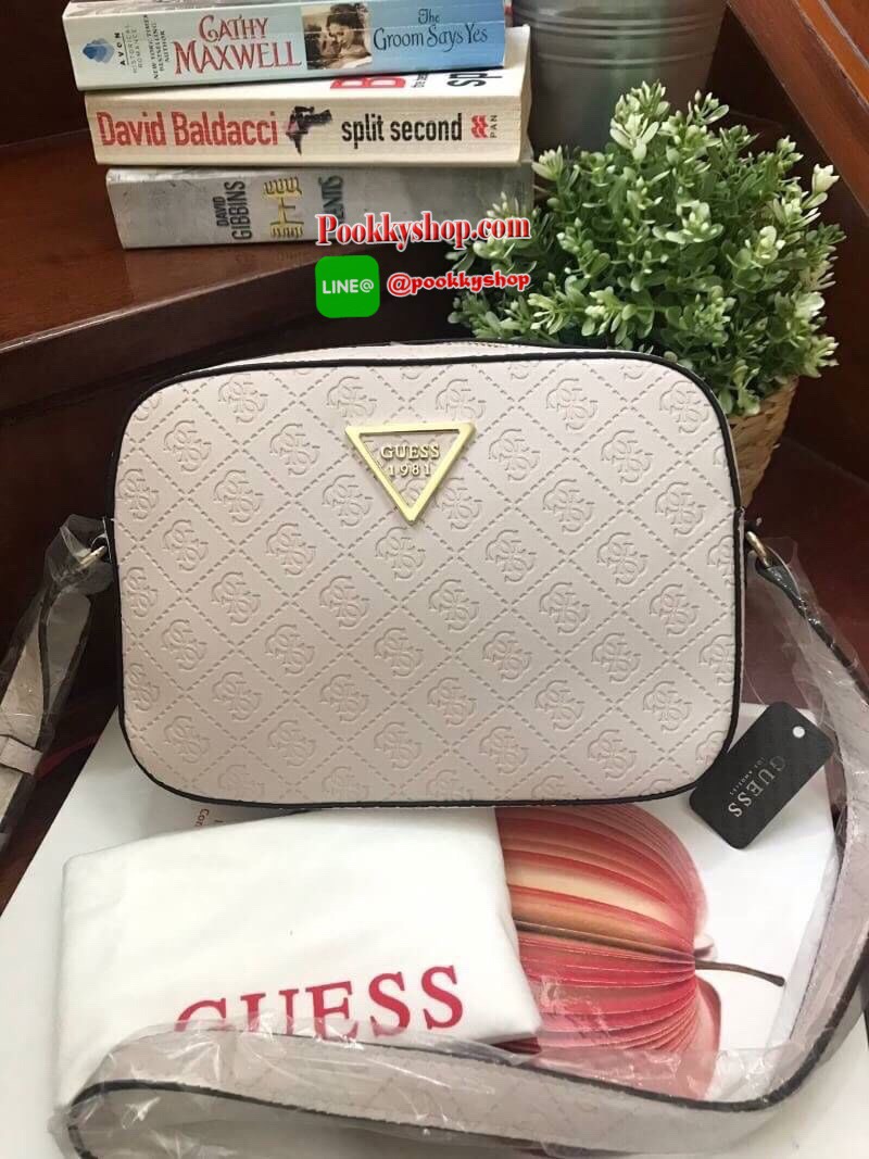 New Arrival!! Guess Women's Black Kamryn Top Zip Cross Body Bag กระเป๋าสะพายไหล่ ขนาดกำลังดี มีดีเทลที่มีโลโก้หนังปั้มจมรอบใบรวมถึงตัวสายและหัวซิป ตรงกลางติดสัญลักษณ์แบรนด์ เปิดใช้งานด้วยซิปเดียวด้านบน ภายในใส่กระเป๋าสตางค์ยาวได้ มีช่องเสียบการด์และช