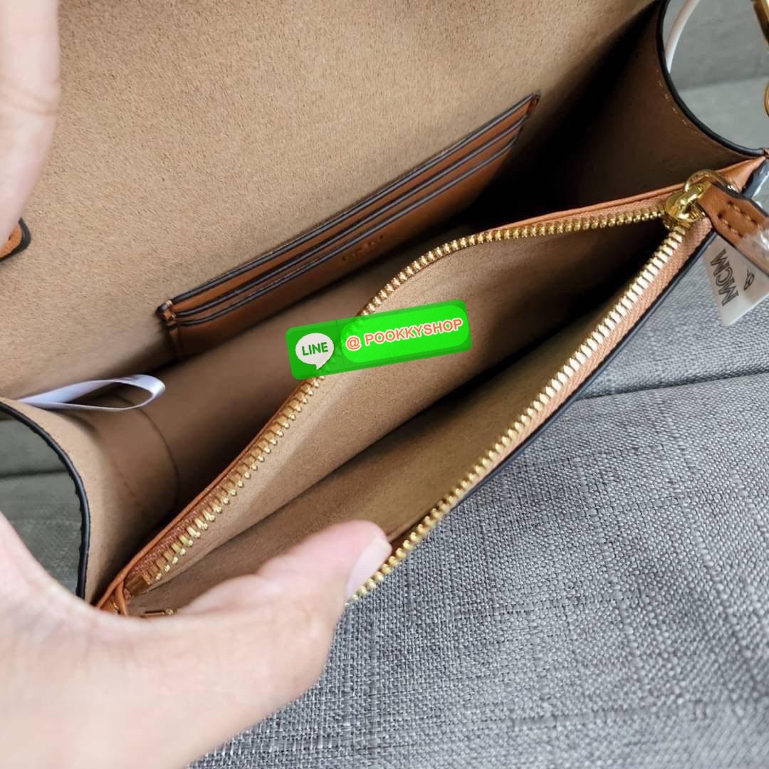 MCM Gretl Cossbody in visetos กระเป๋า Gretl กระทัดรัด ไอเทมใหม่ สุดฮิต ที่สาวๆต้องมีคะ วัสดุหนังแคนวาส ตัดหนังแท้ มาพร้อมสายสะพายโซ่อะไหล่สลับหนัง ข้างช่องโล่งสามารถใส่มือถือ iPhone Pro max ได้เหมาะสำหรับสะพายเที่ยวชิวๆในวันหยุดพักสบายๆ สีน้ำตาลคอนยัคทีแม