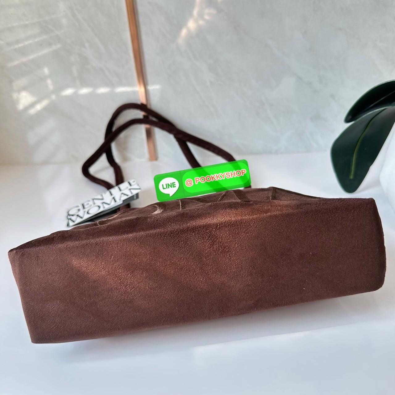 GENTLEWOMAN SUEDE BALLERINA BAG 🔖กระเป๋า Ballerina Bag ในวัสดุหนังกลับ (suede edition) พร้อมโลโก้ปักสีเดียวและรายละเอียดหัวเข็มขัด ทำให้ดูเก๋มีสไตล์โดดเด่น 🔖วัสดุ: หนังกลับ 🔖เปิด-ปิดแบบสแน๊บแม่เหล็ก ภายช่องโล่งกว้างจุของได้เยอะ