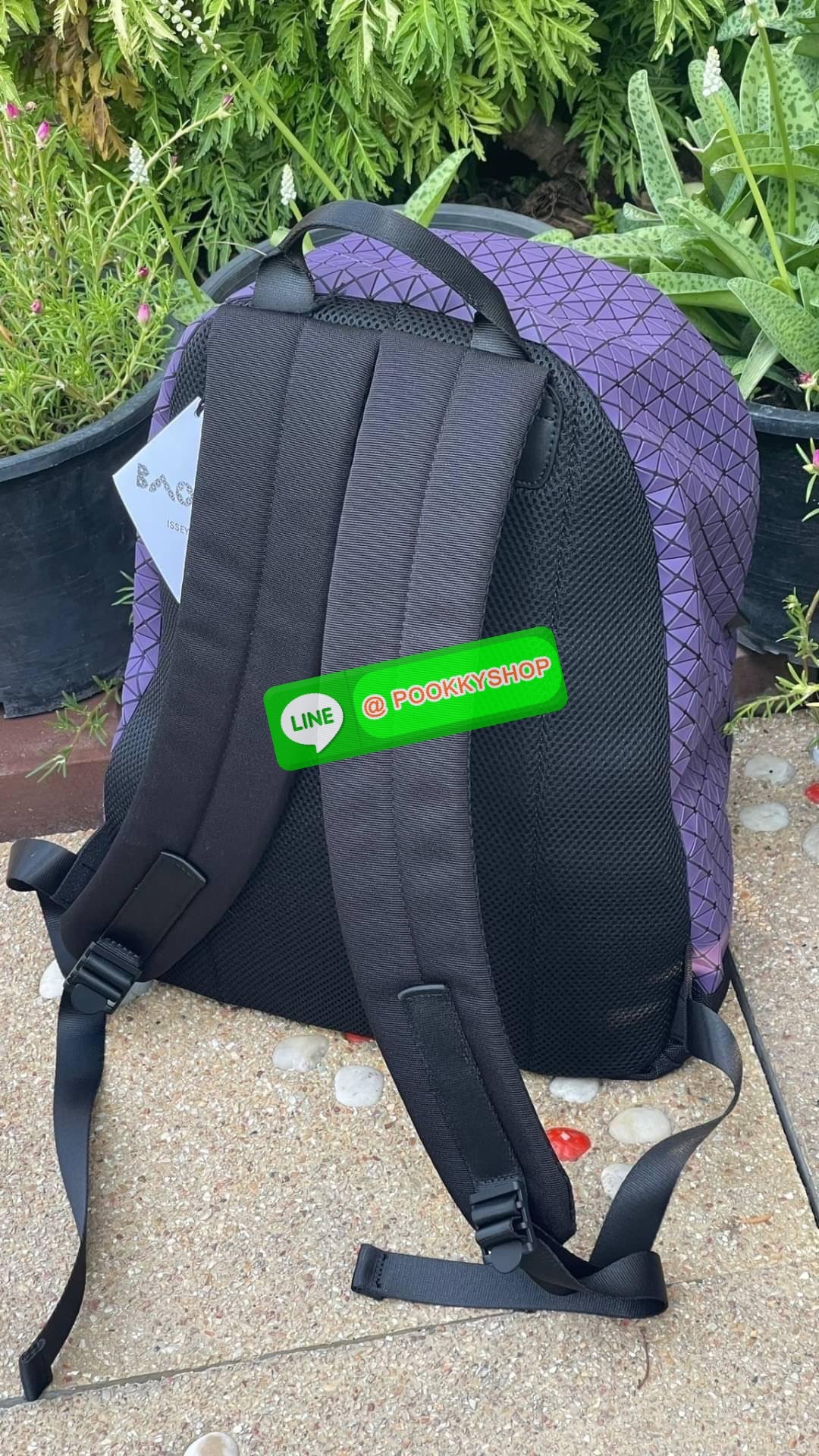 Bao Bao Issey Miyake Daypack geometric backpack กระเป๋าเป้ทรงคลาสสิก รองรับน้ำหนักได้ดี เหมาะกับการเดินทาง เป้สะพายหลังรุ่น Daypack One-Tone Backpack มาในรูปทรงกระเป๋าเป้สุดคลาสสิก โดดเด่นด้วยการออกแบบที่เป็นเอกลักษณ์ วัสดุสามเหลี่ยมขนาดเล็กพิเศษ ได้กลิ่น