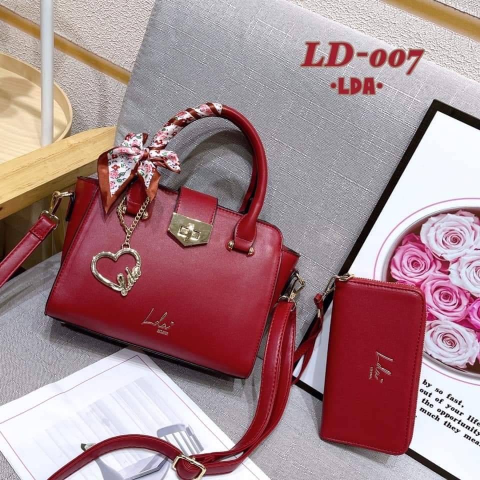 พร้อมส่ง งานเซต รุ่นขายดี New คอลเล็คชั่น LDA Set !! 2 ใบ สุดคุ้ม พร้อมส่ง กระเป๋าแบรนด์ LDA ของแท้100% รุ่นใหม่ล่าสุด งานสวยมาก มาพร้อมกระเป๋าสตางค์ ใบยาว ด้านหน้ากระเป๋าปั้มแบรนด์ ห้อยพวงกุญแจLDA แบบสวยเก๋ หนังเรียบหรูดูแพงค่ะ สีสวยละมุนทุกสี ขนาดกำลังพ