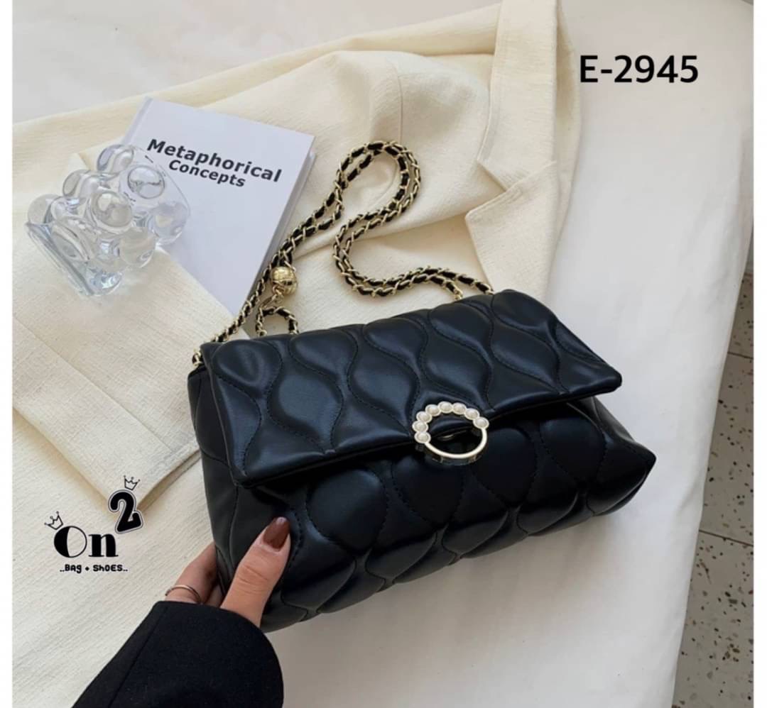 กระเป๋าสะพายมาใหม่ งานสไตล์แบรนด์ เปิดหน้า สายสะพายยาวแบบครอสบอดี้หรือดึงขึ้นสะพายข้างได้ค่ะ