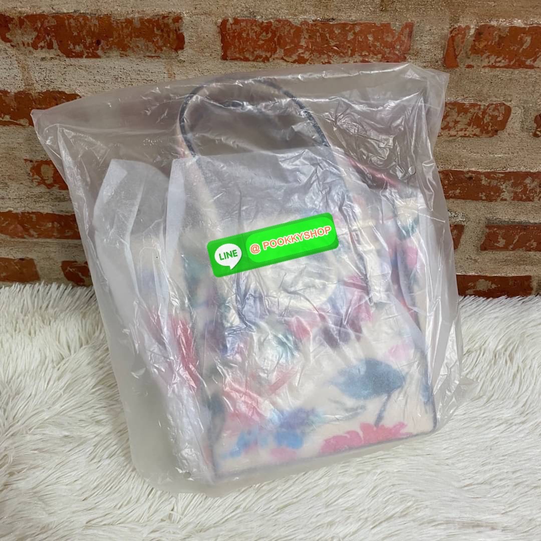 GUESS OPEN ROAD FLORAL MINI TOTE กระเป๋าถือหรือสะพายขนาดกำลังดี ผลิตจากวัสดุหนังซาฟิโน่น้ำหนักเบาแต่งลายดอกไม้รูปทรงสวยงาม ฐานตั้งอยู่ทรง ด้านหน้าติดโลโก้ลายฉลุทรงกรมเพิ่มความหรูหรา เปิดปิดด้วยซิปเป็นหลัก ด้านในบุด้วยผ้าซับในลายแบรนด์ สามารถใส่กระเป๋าสตาง