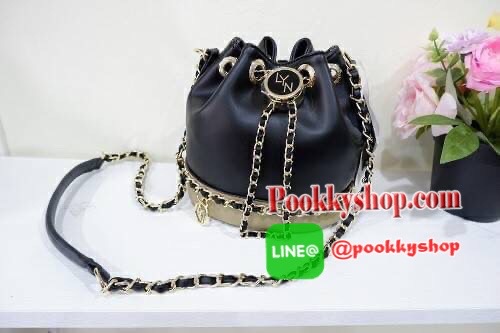 lyn จีบรุ่นใหม่คือสวยงามมาก หนังนิ่มคือดีงามมากจ้า ทรงก้อสวยน่ารักเว่อๆ ช่องด้านในมีช่องซิป และช่องใส่ของ สายยาวเป็นหนังคล้องโซ่ เข้าครบ 3 สีดีงาม