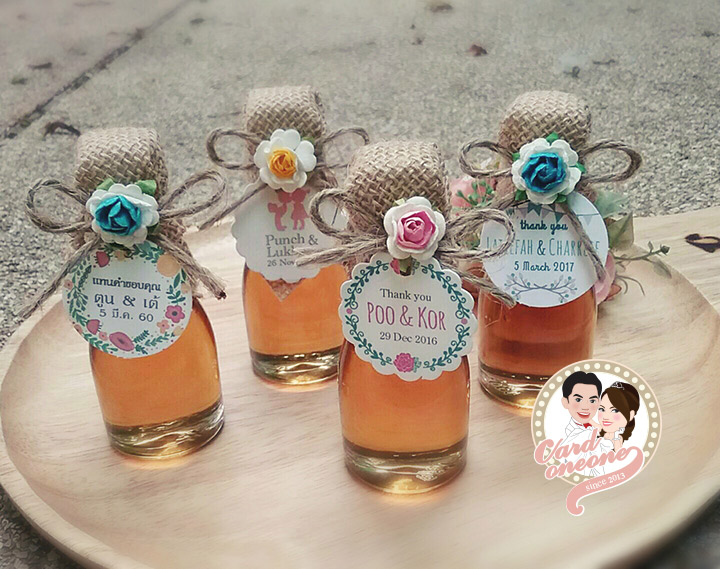 ของชำร่วยน้ำผึ้งหวานใส่ขวดเหล้าเล็กหุ้มผ้ากระสอบ