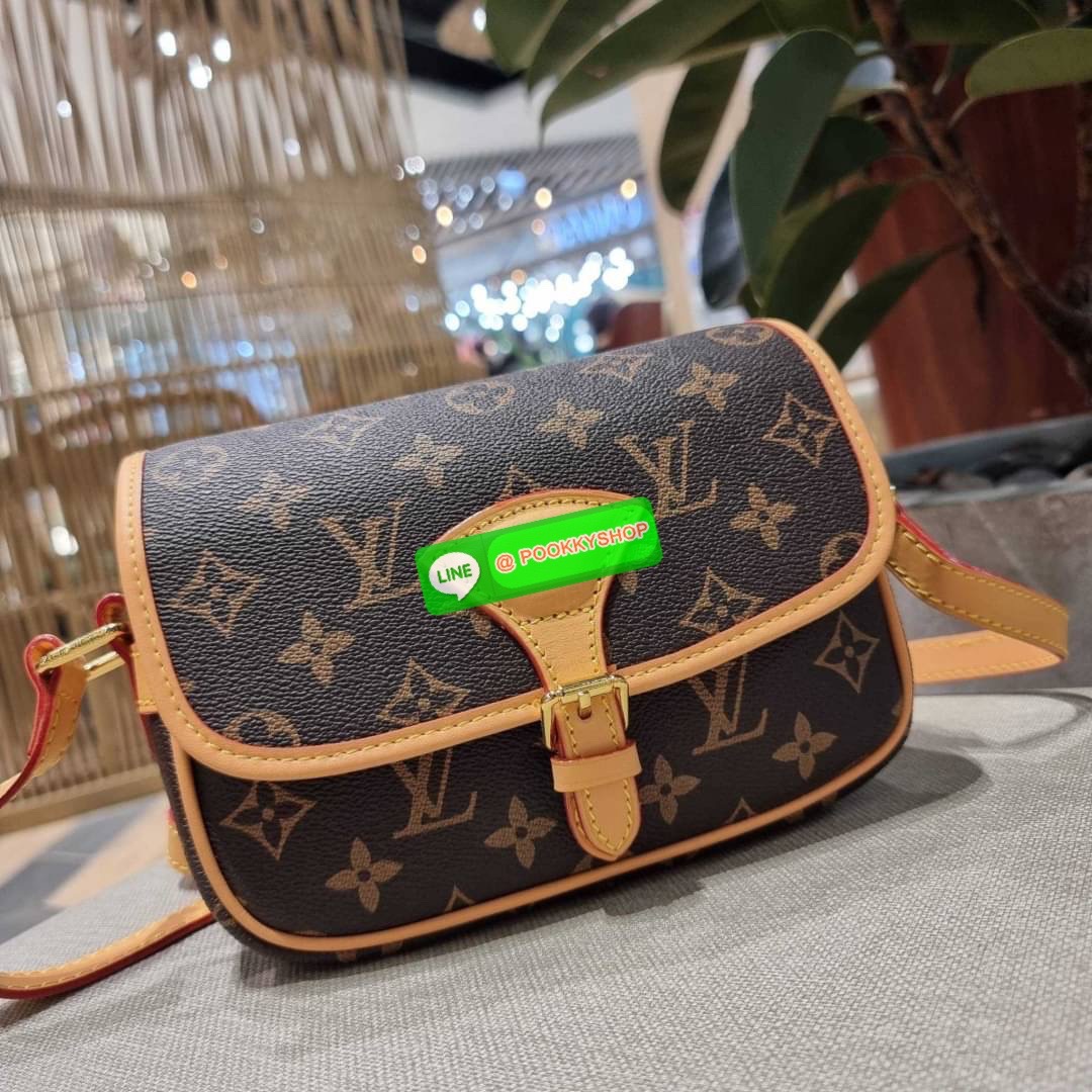 Rare item!! LV sologne crossbody bag ที่สุดของรุ่นหายากที่จัดเต็มให้แบบฟูลเซ็ท กระเป๋าสะพายราคาสุดคุ้มจากเคาน์เตอร์ dutyfree ที่ดีไซน์ออกมาน่ารักน่าใช้ ขนาดกำลังสวยมาก วัสดุหนังแคนวาส เปิด-ปิดด้วยกระดุมแม่เหล็ก ภายในโล่ง มีช่องซิปแยกให้ ใส่ของสำคัญได้สบาย