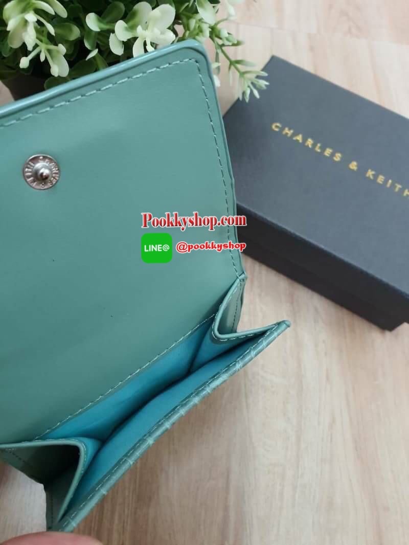 charleskeith Croc effect short wallet กระเป๋าสตางค์ใบสั้นมาด้วยลายหนังจรเข้ ด้านหน้าติดชื่อแบรนด์ รุ่นนี้เป็นแบบ 3 พับ ด้านหลังเป็นช่องใส่เหรียญ สวยสมคำร่ำลือมากๆ เลยจ้า มาครบ 5 สี จัดไปอย่างด่วนเลยจ้า