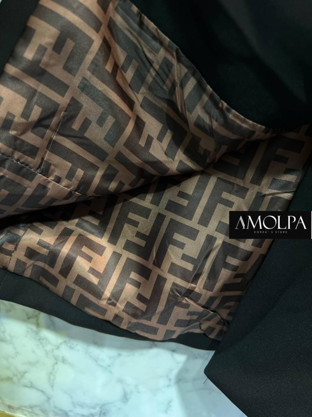 พร้อมส่ง!!! มาต่อที่ สูท BLAZER งาน FENDIxVERSACE BLAZER ผ้านางดีเริ่ดดด ซับในอย่างดี ใส่แล้วต๊าซมาก สวยหรู ไฮโซ อย่าลืมจัด นะคะ งานดีมากกก ผ้าหนักกคุ้มราคาสุดๆ !! !! งานสวยงานดีต้องแบรนด์AMOLPA เท่านั้น !!