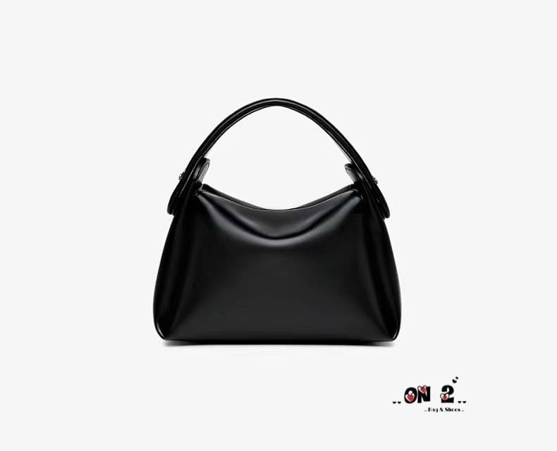 Viva PU Premium Debut งานใหม่ล่าสุด Viva ใบกระทัดรัดกำลังดี มีหูจับ ใช้งานง่าย น้ำหนักเบา ใช้ได้หลายโอกาส ถือสวยมากก สายสะพายยาวก็เก๋ ฝาปิดเป็นเเม่เหล็ก หนังเรียบ คุณภาพดี เป็น everyday bag ได้เลยค่าา