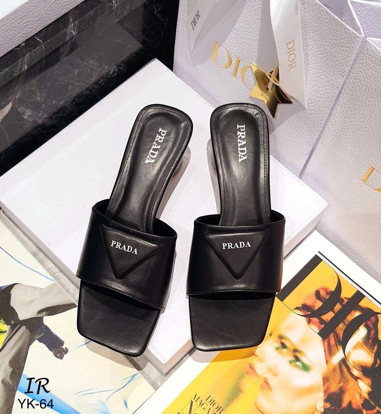 แบบขายดี!!! พร้อมส่ง Prada รุ่นใหม่ปังมากจ่ะแต่งโลโก้แบรนด์ พื้นหนางานดีเดินไม่เยกเยก ปั้มแบรนด์ ส้นกระบอกกบม 2.5 นิ้ว ใส่สวยมากค่าช่วงนี้