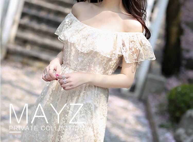 เสื้อผ้าแฟชั่นนำเข้า : MAXI DRESS ชุดเดรสยาว พร้อมส่ง สีครีม ผ้ามุ้งปักด้วยลายดอกไม้งานปราณีต สวยมากๆค่ะ ดีเทลระบายเป็นชั้นช่วงคอเสื้อ กระโปรงบานพริ้วๆ ใส่ได้ 2 แบบ ค่ะ จะใส่แบบเปิดไหล่ น่ารักๆ หรือ ใส่แบบคอกลม ก็ได้ค่ะ มีซับใน เอวยางยืด