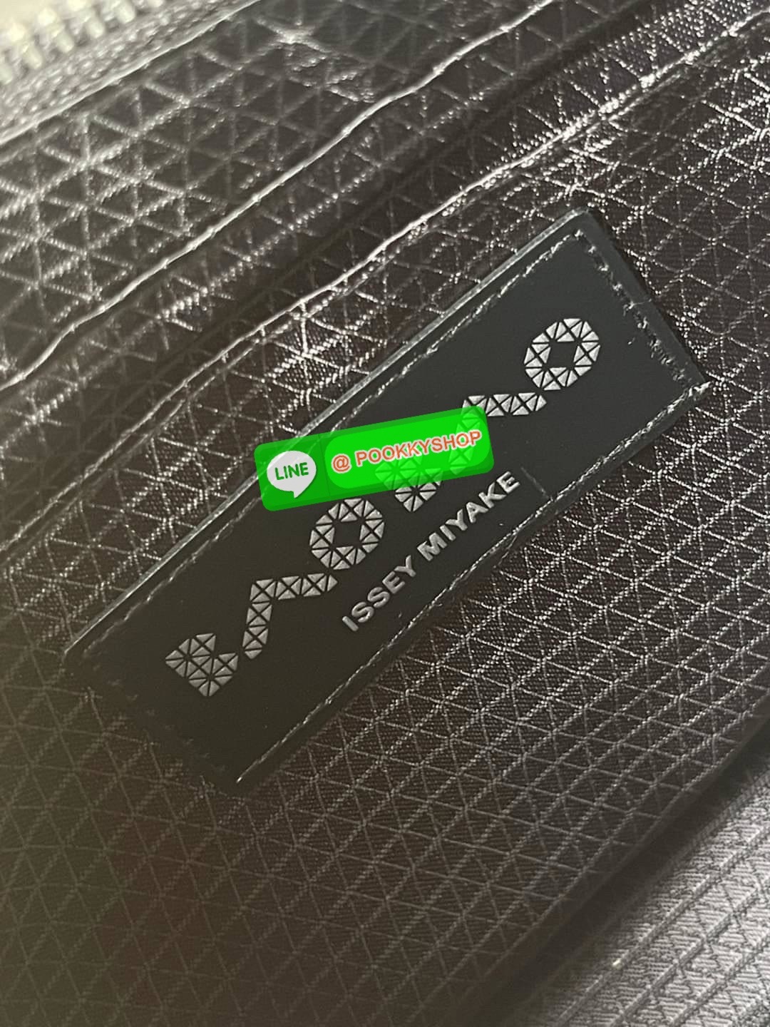 💕 BAO BAO ISSEY MIYAKE Crystal Shoulder Bag งานดีไซน์ที่ดูเรียบง่ายทั้งรูปแบบการใช้งาน มีช่องเปิดปิดแบบซิปเพื่อให้คุณพกพาของมีค่าได้อย่างสบายใจป้องกันสิ่งของตกหล่น ทั้งตัวเพลตสามเหลี่ยมและสายกระเป๋าหนัง สวยแบบคูลๆ ทั้งยังดูแลรักษาง่าย น้ำหนักเบา เ