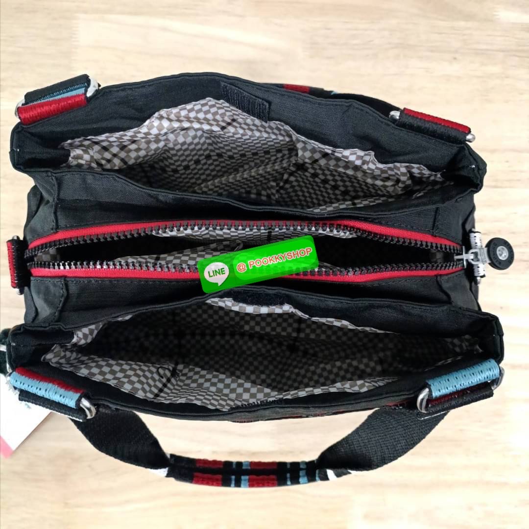 KIPLING ELISE HANDBAG กระเป๋าถือและสะพายไหล่ ขนาดกำลังพอดี จุของได้มาก มีหูจับสองสาย ถือสะดวก น้ำหนักเบา มีช่องซิป ด้านหน้า ช่อง กระเป๋าหลักเปิด-ปิดด้วยซิป มี3 ช่องว่างใส่ของได้จุมากๆ ใส่มือถือได้ กระเป๋าสตางค์ใบยาว และ เครื่องสำอางค์ได้หลายชิ้นเลยค่ะ เก็