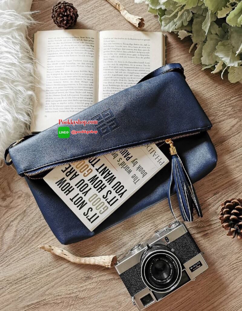 Best Seller!! Givenchy Parfums Black Leather Clutch (Premium From Counter Brand) กระเป๋าสะพายหนังนิ่มเรียบ Polyester100% สีดำเเบบสวยดูดีคลาสสิคไม่มีเอ้าท์ เปิดปิดด้วยซิป อะไหล่ทอง หัวซิปประดับพู่ ด้านหน้าปั้มโลโก้ GV ตัวใหญ่ ภายในมีช่องเล็กใส่ ipad กระเป๋