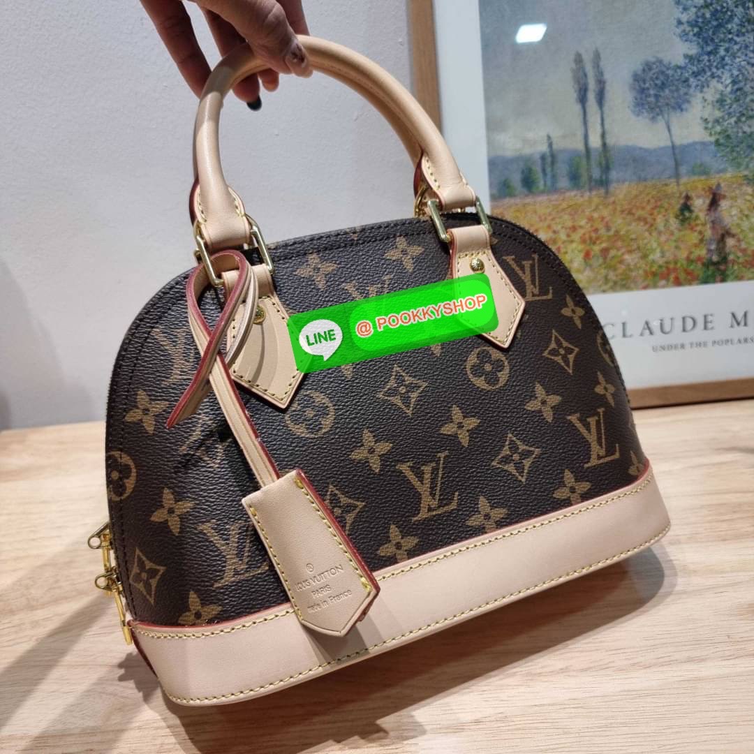 HOT ITEM!! LV Alma bag กระเป๋าทรงโดมสุดฮิต ที่สาวๆตามหา สวยสะพายขับผิว อัพลุคไฮน์ที่สุด ขนาดกำลังดี วัสดุหนังแคนวาส สลับหนัง cowhide เรียบ ดูหรู หูจับในตัวทำให้ใช้งานได้สะดวก และมีสายครอสสะพายข้างให้ เปิด-ปิดด้วยซิป มีกุญแจล็อคได้ ภายในโล่งกว้าง ใส่ของสำค