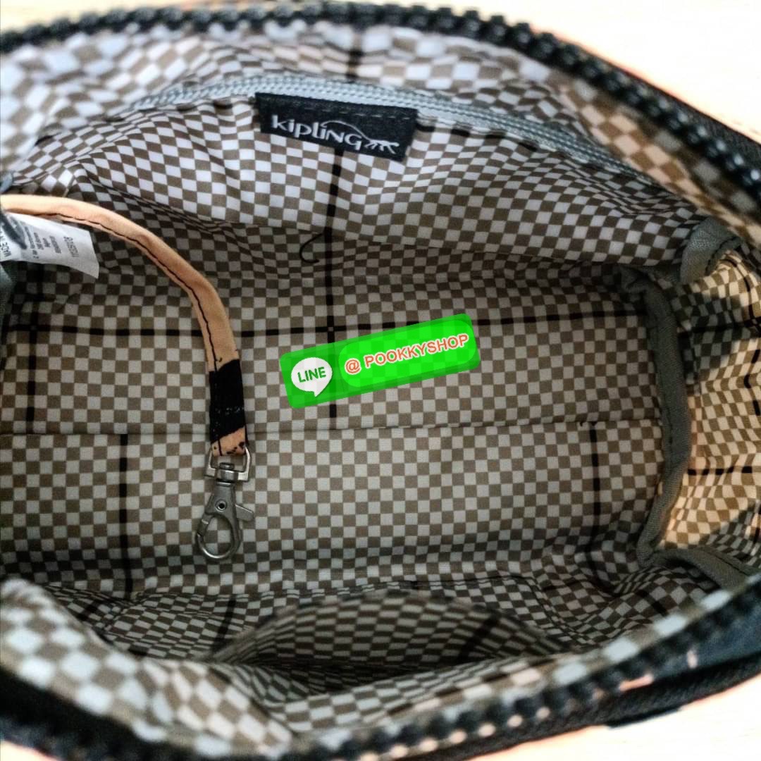 KIPLING Mini Crossbodybag กระเป๋าสะพายข้างขนาดกะทัดรัด ผลิตจากวัสดุ Nylon + ซับใน Polyester100% มีช่องใช้งานแยกย่อยมากถึง 4 ช่อง -ด้านหน้ามีช่องซิป 2 ช่อง -ช่องหลักโล่ง กว้าง จุของใช้ได้เยอะ -ด้านหลังมีช่องซิปอีก 1 ช่อง มาพร้อมพวงกุญเเจลิง สายสะพายยาวสมาร