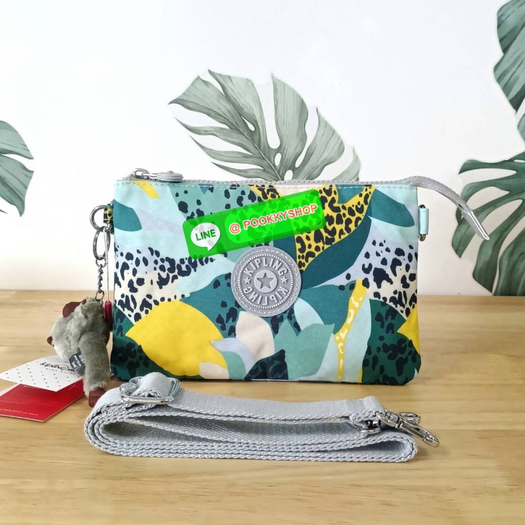 KIPLING Creativity X Crossbody Bag กระเป๋าสะพายวัสดุ Nylon&Polyester 100% ขนาดกำลังน่ารัก เปิดปิดด้วยซิป มา พร้อมพวงกุญเเจลิงน้อย ด้านในมีช่องใส่ของ2ชช่อง เพิ่มตรงกลางมีช่องซิปอีก1ช่อง มีสายคล้องพวงกุญแจ ใส่ของได้จุมาๆเลยค่ะ มีสายสะพายยาวเลื่อนปรับระดับได