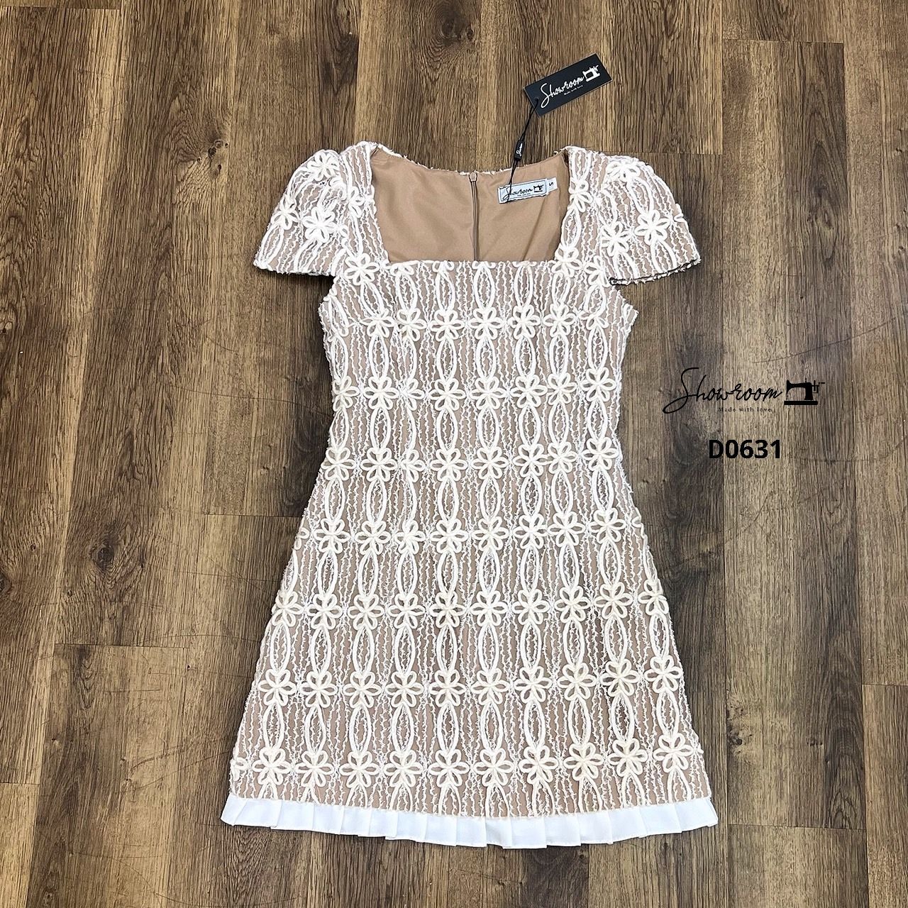 เดรสแฟชั่น มินิเดรสผ้าลูกไม้ทอลายในตัว ทรงพอดีตัว ดีไซน์คอเหลี่ยม