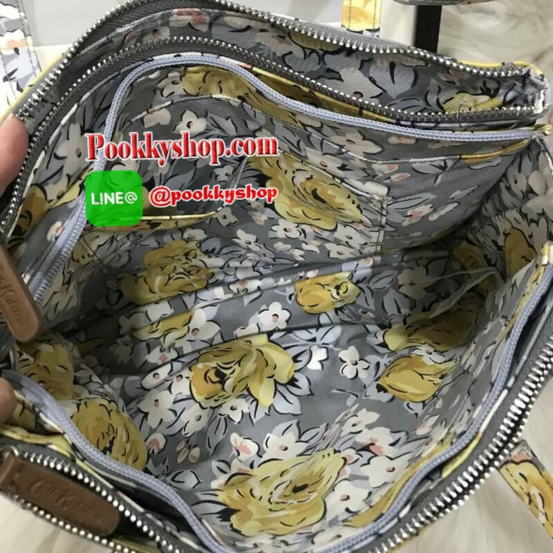 Cath kidston multi pocket tote bag มองหากระเป๋าสะพายไหล่อยู่ไหมคะ ใบนี้ตอบโจทย์เลยค่ะ ขนาดกำลังดี สะพายไหล่ได้พอดีไม่รั้งแขน แถมมีหลายช่อง มีซิปมิดชิด นับว่าเป็นใบที่สะดวกในการใช้งานมากๆค่ะ ช่องหลักบุผ้าลายเดียวกับด้านนอกอย่างดีค่ะ สามารถใส่ไอแพด และสมุดโ